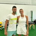 Dobro udaranje sa šampionom! Novak naterao Beloruskinju da "zapleše" na travi Vimbldona!