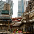 Neverovatan građevinski poduhvat u Londonu: Toranj star 700 godina "lebdi" 14 metara u vazduhu (VIDEO)