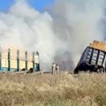 Voz sa 18 vagona ispao iz šina nakon sudara sa kamionom Buknuo požar, ima povređenih (foto/video)