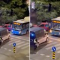 Drama u Novom Sadu, policija blokirala autobus: Putnik nosi automatsku pušku, odjekuju sirene (Video)