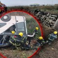(Foto) vatrogasci izvlače ljude iz smrskanog autobusa: Vozilo završilo na krovu, čak 83 osobe povređeno!