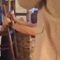 Šok na svadbi u restoranu kod Pančeva! Kum izlazi preko stolica i svi se utrkuju da mu stave narednu (snimak)