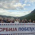 I danas sa užičke tvrđave građani poručili „Srbija pobeđuje“ (foto)