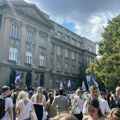 Pripreme za studentski protest na Slaviji, štandovi i u Pionirskom parku: pojačano prisustvo policije