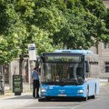 Dramatičan snimak iz Zagreba: Ogroman komad stakla pao među putnike dok su čekali autobus