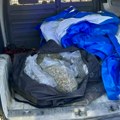 Deset kesa pune marihuane pronađene u kombiju kod Leskovca