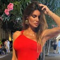Bivša žena Duška Šarića sa brutalnim šlicem do kuka u Sen Tropeu mami uzdahe u vatrenoj haljini: Od njenih oblina muškarcima…