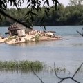 Zbog rekordno niskog vodostaja, iz Save izronila olupina broda