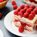 Torta sa piškotama i malinama bez pečenja: Savršeno kremasto letnje osveženje