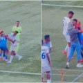 Posle duela stali u gard i krenuli da se pesniče! Brutalna tuča dvojice fudbalera usred utakmice! Jedva ih razdvojili, a tek…