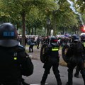 (Фото) Насиље на протесту крајње деснице у Хагу: Демонстранти бацали петарде на полицију