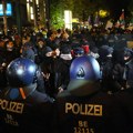 Haos na protestima u Nemačkoj: Na ulicama 100.000 ljudi, povređeni policajci