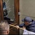 Stravična scena nasilja ispred skupštine Ništa ima nije sveto, srpskom zastavom razvaljuju državnu imovinu! (video)