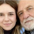 Lazar Ristovski snima 39 godina mlađu devojku u miniću: Uživaju na romantičnom putovanju, Anica ne skida osmeh pored glumca