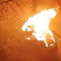 Izgoreo automobil na Voždovcu: Vatrogasci ugasili vatru, policija ispituje da li je požar podmetnut (video)
