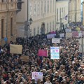 Centar Zagreba krcat narodom, zakrčene ulice, 11 stranaka održava protest, transparenti sa natpisima: „Plenki vraže, u…