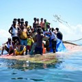 Spasene desetine muslimanskih izbeglica Rohindža sa prevrnutog drvenog čamca kod obala Indonezije