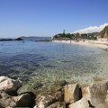 Nesnosna buka tera turiste sa Jadrana, ljudi na plaži u neverici: "Odlazimo, moramo otići"