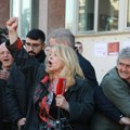 Demonstranti vređali, gađali jajima i polili farbom novinarku Informera