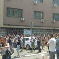 Puštena dva studenta iz policijske stanice “29. novembar“, demonstranti zahtevaju puštanje i ostalih
