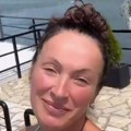 Slađa bez trunke šminke u minijaturnom bikiniju: Denserka zapalila mreže u vrelom izdanju, u šestoj deceniji izgleda kao…