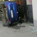 Saobraćajna nezgoda u Kragujevcu: Fiat udario u stub, pa se prevrnuo – povređen mlađi muškarac