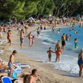 Horor Na Jadranu: Čovek umro tokom kupanja, Hitna telo ostavila ispod suncobrana i otišla: Dva sata je stajalo na plaži
