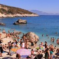 (Uznemirujuće!) suncobran se odlomio, pa se zabio devojci (26) u nogu! Stravičan incident na plaži u Grčkoj: Drvena šipka joj…