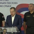 Dačić: Povređeno 27 policajaca, oko 70-80 osoba, uglavnom napadi na prostorije SNS-a ali i SPS-a