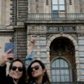 Пљачка у Лувру: За седам минута украли накит ‘непроцењиве’ вредности