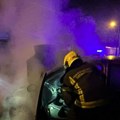Goreo automobil u Novom Sadu, intervenisali vatrogasci, prednji deo neprepoznatljiv (foto)