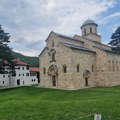 Bivši oficir KFOR-a i 50 italijanskih studenata posetili manastir Visoke Dečane na KiM