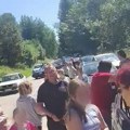 Blokada puta pored Vlasinskog jezera – kolona automobila se umornim ljudima i malom decom