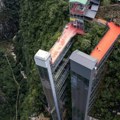 Deca više ne rizikuju živote da bi stigla u školu: Kina sagradila dva arhitektonska čuda iznad provalije (foto)