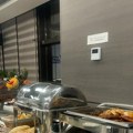 (Foto, video) Pršuta, kanapei, roštilj... Pogledajte kakvo je posluženje u izbornim štabovima