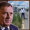 Dodik kosio travu pored puta u Banjaluci: "Ovo je poslednji put da radim tuđi posao"