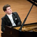 „Genije klavira i div klasične muzike“: Ruski pijanista Denis Macujev u Kolarcu