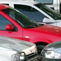 Na Novom Beogradu osvanule nalepnice „Bahato parkiram“: Stanari rešili da stanu na put nepropisnom parkiranju