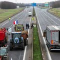 Francuski poljoprivrednici nastavili „opsadu“ Pariza i blokadu auto-puteva