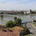 Muškarac šetao po ogradi Varadinskog mosta i pao u Dunav, i dalje se traga za njim