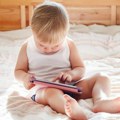 Koliko vaše dete provodi vremena sa mobilnim u rukama? Evo šta kažu stručnjaci šta je to prekomerno, a šta uravnotežena…