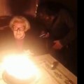 Baki za rođendan upalili 95 svećica na torti Samo trenutak kasnije stvari su krenule po zlu, nastala buktinja! (video)