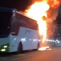 Požar na auto-putu kod Surčina: Zapalio se autobus (VIDEO)