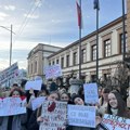 Građani i profesori sprečili ulazak inspektora u Gimnaziju i Ekonomsku školu u Gornjem Milanovcu