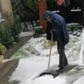 Zabelela se Srbija: Pogledajte kako lopatom za sneg čiste grad u ovom mestu
