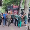 Studenti u blokadi PMF-a: Osobe dovedene iz Niša u Beograd preoblače se u majice veterana