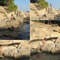 Zgodna srpska glumica preskače stene na moru: Ponosno pokazala obline u belom bikiniju i lice bez trunke šminke (foto)