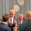 (Video) Rama sa Makronom proziva Trampa: Kamere snimile trenutak u kom su svi prasnuli u smeh: "Emanuele, što mi ne čestitaš?!"…