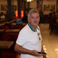 "Piješ li alkohol? Častim zbog ćerke" Bosanac se otvorio naširoko, deli rakiju i slatkiše po studiju zbog ćerkine trudnoće!…
