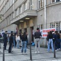 Roditelji učenika Pete beogradske gimnazije ispred Ministarstva zbog neispunjenih zahteva